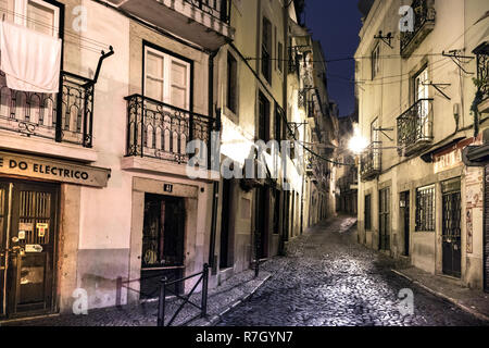 Lissabon, Portugal - Juli 10th, 2018: eine schmale Straße leer von Menschen in der Nacht in Lissabon, Portugal. Stockfoto