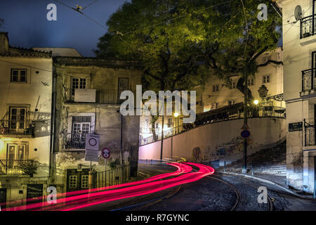 Lissabon, Portugal - 10. Juli 2018: Die Rua do Salvador Straße und leichte Schwänze in der Nacht in Lissabon, Portugal. Stockfoto