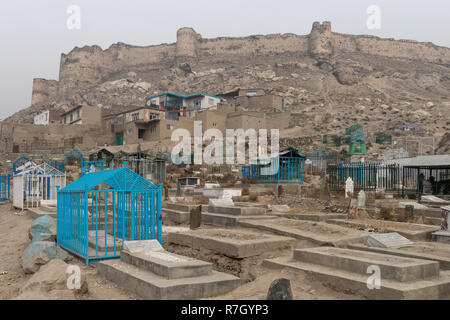 Die alte Festung Fort von Kabul auf einem Hügel mit Friedhof im Vordergrund, Kabul, Afghanistan, Kabul Provinz Stockfoto