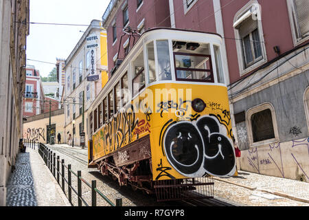 Lissabon, Portugal - Juli 9th, 2018: Vintage gelb tram auf einem Stein paviment in Lissabon, Portugal. Stockfoto