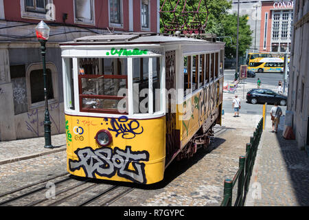 Lissabon, Portugal - Juli 9th, 2018: Vintage gelb tram auf einem Steinboden in Lissabon, Portugal. Stockfoto