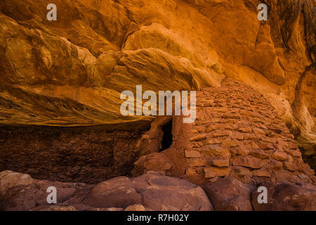 Gebäude aus Stein im Mond Haus Ruine auf Cedar Mesa, einst Teil der Bären Ohren National Monument, Utah, USA Stockfoto