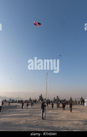 Versuch, einen Drachen mit einem Gegabelten Stock auf einen Freitag Abend an der Spitze eines Hügels, Kabul, Provinz Kabul, Afghanistan zu fangen Stockfoto