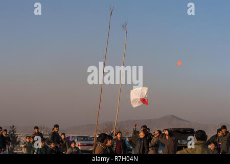 Versuch, einen Drachen mit einem Gegabelten Stock auf einen Freitag Abend an der Spitze eines Hügels, Kabul, Provinz Kabul, Afghanistan zu fangen Stockfoto