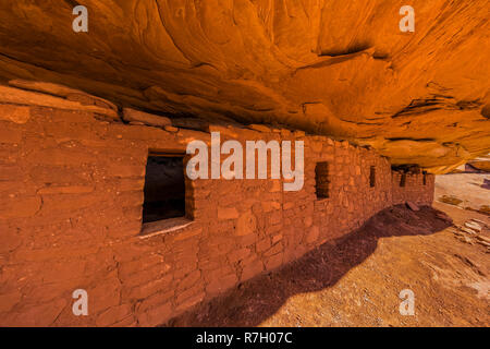 Mauerwerksbau mit einer Tür im Moon House Ruin auf Cedar Mesa, einst Teil der Bären Ohren National Monument, Utah, USA Stockfoto