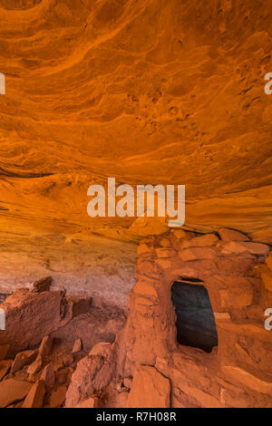 Mauerwerksbau mit einer Tür im Moon House Ruin auf Cedar Mesa, einst Teil der Bären Ohren National Monument, Utah, USA Stockfoto