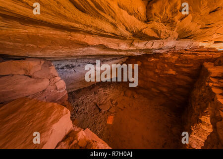 Ein Zimmer innerhalb der Mond Haus Ruine auf Cedar Mesa, mit einer orangefarbenen Warntafel nicht eingeben, um die Ruine, einst Teil der Bären Ohren National Monument, Utah, USA Stockfoto