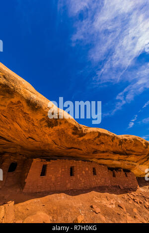 Eine dramatische Kulisse für eines der Gebäude im Moon House Ruin auf Cedar Mesa, einst Teil der Bären Ohren National Monument, Utah, USA Stockfoto