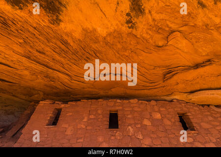 Struktur versteckt unter einem dramatischen Sandsteinfelsen im Moon House Ruin auf Cedar Mesa, einst Teil der Bären Ohren National Monument, Utah, USA Stockfoto