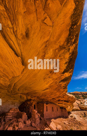 Struktur versteckt unter einem dramatischen Sandsteinfelsen im Moon House Ruin auf Cedar Mesa, einst Teil der Bären Ohren National Monument, Utah, USA Stockfoto