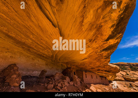 Struktur versteckt unter einem dramatischen Sandsteinfelsen im Moon House Ruin auf Cedar Mesa, einst Teil der Bären Ohren National Monument, Utah, USA Stockfoto