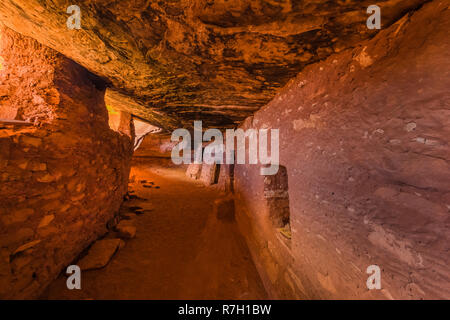 Das innere Passage hinter einer Wand im Moon House Ruin auf Cedar Mesa, der Ancestral Puebloan Menschen und einmal Teil der Bären Ohren Nation aufgebaut Stockfoto