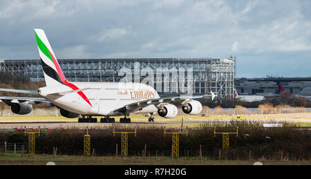 Flughafen Gatwick, Großbritannien - 09 Dezember 2018: Die Fluggesellschaft Emirates Airline Airbus A380 vor der neuen Commercial Aviation Hangar derzeit im Bau. Stockfoto