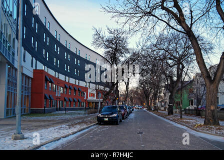 Winnipeg, Manitoba, Kanada - 2014 11 16: langside Street View mit einem Studentenwohnheim in der Linken. Auf westlichen UWinnipeg Furby-Langside's Campus gebaut Stockfoto