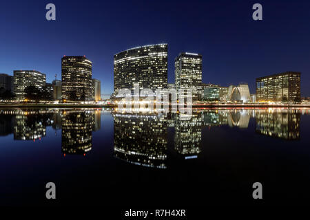 Oakland skyline Panorama mit Lake Merritt Reflexionen an blauen Stunden. Stockfoto