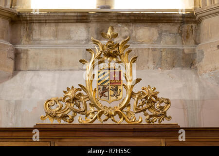 León, Spanien: verzierten Giebel mit Wappen auf der Anzeige in der Bibliothek des Museums von San Isidoro Royal Stiftskirche. Stockfoto