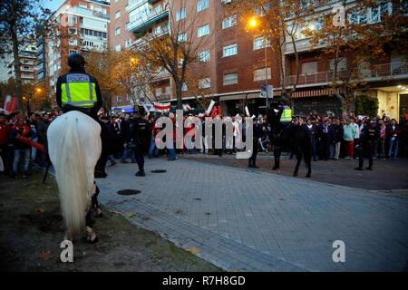 Madrid, Spanien. 9. Dezember 2018. Fans von River Plate auf dem Weg nach Santiago Bernabeu Stadion für das Finale der Libertadores Cup zwischen River Plate und Boca Juniors in Madrid, Spanien gefeiert zu werden. (Foto: Jose L. Cuesta/261/Cordon drücken). Credit: CORDON PRESSE/Alamy leben Nachrichten Stockfoto