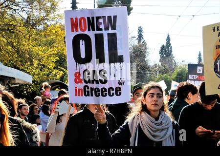 Athen, Griechenland. 9 Dez, 2018. Eine Demonstrantin hält ein Plakat gesehen, während des Protestes. ein Protest wurde in Athen statt Klimawandel erfordert das Leben in einer sauberen und sicheren Planeten zu stoppen. Die Demonstranten forderten die 150 Staats- und Regierungschefs ihre Teilnahme an der Konferenz der bevorstehenden 2015 UN-Klimakonferenz (COP 21) in Paris, um den Klimawandel zu verhindern. Credit: Helen Paroglou/SOPA Images/ZUMA Draht/Alamy leben Nachrichten Stockfoto