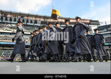 Philadelphia, Pennsylvania, USA. 8. Dezember, 2018. Armee Kadetten März in Formation auf dem Feld vor dem Spiel bei Lincoln Financial Field in Philadelphia, Pennsylvania, statt. Credit: Amy Sanderson/ZUMA Draht/Alamy leben Nachrichten Stockfoto