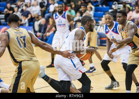 Crystal Palace National Sports Centre, London, UK, 9. Dezember 2018. Die Spannungen hoch zwischen Home Team London City Royals und Besucher Glasgow Felsen in der BBL Championship Spiel. Royals Gewinnen 84-70. Credit: Imageplotter Nachrichten und Sport/Alamy leben Nachrichten Stockfoto