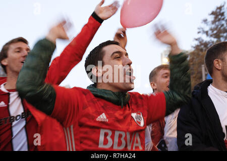 Madrid, Madrid, Spanien. 9 Dez, 2018. Ein River Plate Unterstützer in der Straße von Madrid gesehen wenige Stunden vor der Copa Libertadores Finale zwischen River Plate und Boca Juniors. Credit: Rafael Bastante/SOPA Images/ZUMA Draht/Alamy leben Nachrichten Stockfoto