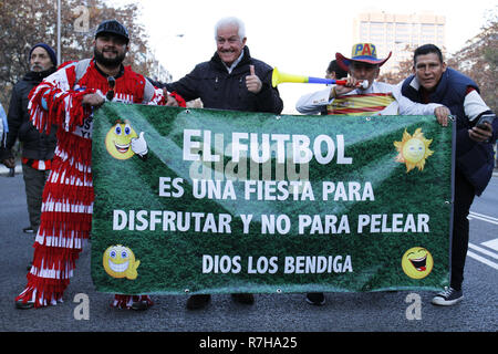 Madrid, Madrid, Spanien. 9 Dez, 2018. River Plate Anhänger mit einem Banner, in der es heißt "Fußball ist eine Partei zu genießen und nicht für den Kampf, Gott segne Dich'' gesehen. Die Copa Libertadores Finale zwischen River Plate und Boca Juniors wird in Madrid gespielt. Credit: Rafael Bastante/SOPA Images/ZUMA Draht/Alamy leben Nachrichten Stockfoto