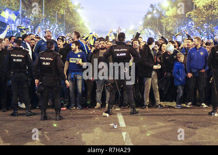 Madrid, Madrid, Spanien. 9 Dez, 2018. Boca Juniors Anhänger gesehen warten auf Sie das Santiago Bernabeu Stadion die Copa Libertadores Finale zwischen River Plate und Boca Juniors zu beobachten. Credit: Rafael Bastante/SOPA Images/ZUMA Draht/Alamy leben Nachrichten Stockfoto