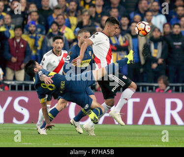 Madrid, Spanien. 09 Dez, 2018. Fußball: Copa Libertadores, Final, River Plate - Boca Juniors im Stadion Santiago Bernabeu. Exequiel Palacios von River Plate gegen Pablo Perez (l) von Boca Juniors. Credit: Cezaro de Luca/dpa/Alamy leben Nachrichten Stockfoto