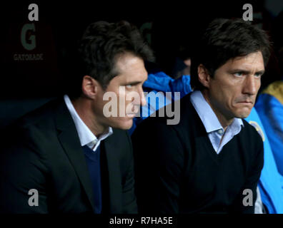 Madrid, Spanien. 09 Dez, 2018. Fußball: Copa Libertadores, Final, River Plate - Boca Juniors im Stadion Santiago Bernabeu. Boca Juniors Trainer Guillermo Barros Schelotto (r) und sein Zwillingsbruder Gustavo. Credit: Cezaro de Luca/dpa/Alamy leben Nachrichten Stockfoto