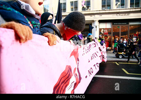 London, Großbritannien. 9. Dez 2018. Anti rassistische Demonstranten gegen die UKIP und Tommy Robinson März, London Stadtmitte - 09 = 12 = 2018 Credit: Natasha Quarmby/Alamy leben Nachrichten Stockfoto