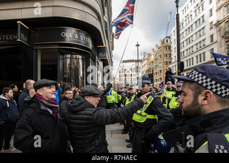 London, Großbritannien. 9 Dez, 2018. Pro-brexit Unterstützer taunt anti-rassistischen Demonstranten. Tausende marschierten in einer anti-rassistischen Zähler Demonstration gegen Rechts organisiert "Brexit Verrat" März in Central London und stark unterlegenen der rassistischen UKIP led März. Quelle: David Rowe/Alamy leben Nachrichten Stockfoto