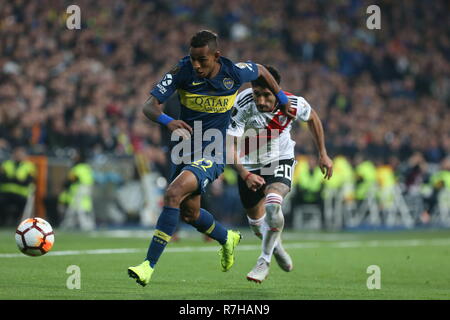 Madrid, Spanien. 09 Dez, 2018. Fußball: Copa Libertadores, Final, River Plate - Boca Juniors im Stadion Santiago Bernabeu. Milton Casco (r) von River Plate gegen Wilmar Barrios von Boca Juniors. Credit: Cezaro de Luca/dpa/Alamy leben Nachrichten Stockfoto