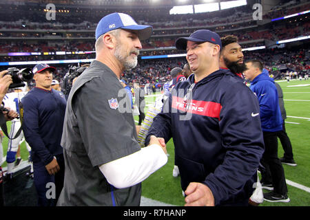 Houston, Texas, USA. 9 Dez, 2018. Indianapolis Colts Head Coach Frank reich (links) schüttelt Hände mit Houston Texans Head Coach Bill O'Brien nach der Colts' 24-21 über die Texans an NRG Stadion in Houston, TX win am 9. Dezember 2018. Credit: Erik Williams/ZUMA Draht/Alamy leben Nachrichten Stockfoto