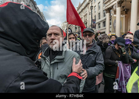 London, Großbritannien. 9 Dez, 2018. Ein paar Männer, die ging in den März werden gebeten, zu verlassen. Die Vereinigten Gegendemonstration von Anti-Faschisten marschieren war im Gegensatz zu Tommy Robinson's faschistische pro-Brexit März. Der März, beide bleiben und lassen die Antifaschisten bei der BBC, um zu einer Kundgebung in Downing St. Polizei ausgestellt hatte Bedingungen an beiden Veranstaltungen, die beiden Gruppen gut auseinander zu halten versammelt. Credit: Peter Marschall/Alamy leben Nachrichten Stockfoto