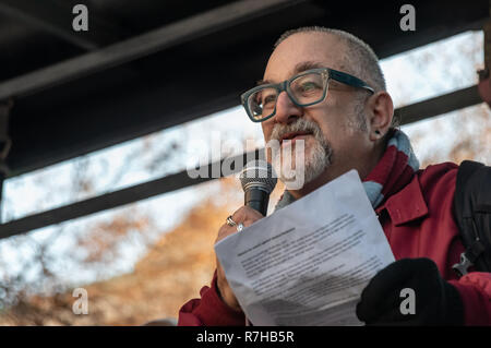 London, Großbritannien. 9 Dez, 2018. David Rosenberg aus der Jüdischen sozialistischen Groupspeaks auf der Kundgebung von United Antifaschisten in Opposition zu Tommy Robinson's faschistische pro-Brexit März. Der Protest von beiden bleiben und verlassen die Antifaschisten bei der BBC gesammelt und zu einer Kundgebung marschierte in Downing St. Polizei ausgestellt hatte Bedingungen an beiden Veranstaltungen, die beiden Gruppen gut auseinander zu halten. Credit: Peter Marschall/Alamy leben Nachrichten Stockfoto