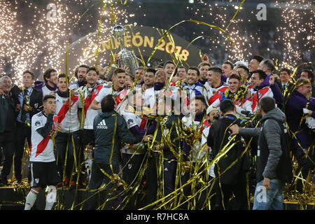 Madrid, Spanien. 09 Dez, 2018. Fußball: Copa Libertadores, Final, River Plate - Boca Juniors im Stadion Santiago Bernabeu. Die Spieler von River Plate jubeln, nachdem er das Spiel mit der Trophäe. Credit: Cezaro de Luca/dpa/Alamy leben Nachrichten Stockfoto