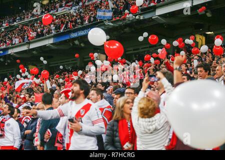 Fans von River Plate, während das zweite Bein Übereinstimmung zwischen River Plate und Boca Juniors im Finale der Copa Libertadores 2018 CONMEBOL gesehen im Estadio Santiago Bernabeu in Madrid. River Plate gewann den Titel der Copa Libertadores 2018 durch das Schlagen von Boca Juniors. (Endstand River Plate 3-1 Boca Juniors) Stockfoto