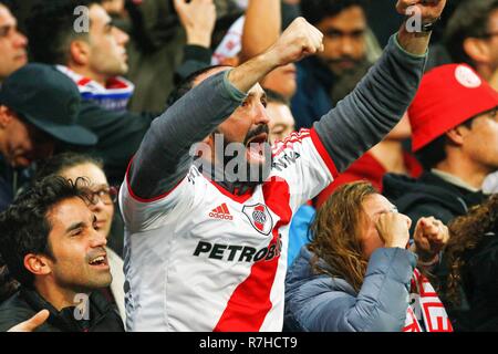 Fan von River Plate feiern ein Ziel, während das zweite Bein Übereinstimmung zwischen River Plate und Boca Juniors im Finale der Copa CONMEBOL Libertadores 2018 Estadio Santiago Bernabeu in Madrid. River Plate gewann den Titel der Copa Libertadores 2018 durch das Schlagen von Boca Juniors. (Endstand River Plate 3-1 Boca Juniors) Stockfoto