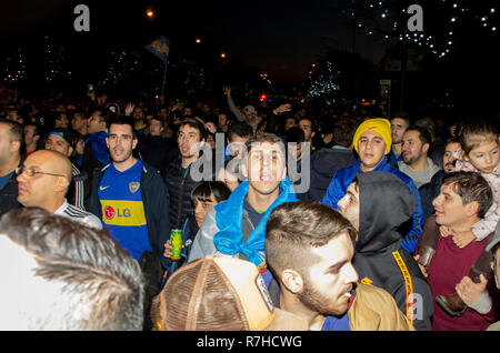 Madrid, Spanien. 9. Dez 2018. Hunderte von argentinischen Fußball-Fans vor der Santiago Bernarbeu Stadion in Madrid versammelt für die Copa Libertadores Finale fand in Madrid, wo die lokalen Behörden umfasst "Maximale Sicherheit". Credit: Lora Grigorova/Alamy leben Nachrichten Stockfoto