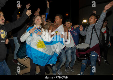 Madrid, Spanien. 9. Dez 2018. Hunderte von argentinischen Fußball-Fans vor der Santiago Bernarbeu Stadion in Madrid versammelt für die Copa Libertadores Finale fand in Madrid, wo die lokalen Behörden umfasst "Maximale Sicherheit". Credit: Lora Grigorova/Alamy leben Nachrichten Stockfoto