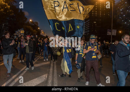 Madrid, Spanien. 10. Dez 2018. Fans von Boca-river außerhalb von Santiago Bernabeu Stadium im Finale der Copa Libertadores von Amerika im Bild Fans von Boca Juniors Credit: Alberto Sibaja Ramírez/Alamy leben Nachrichten Stockfoto