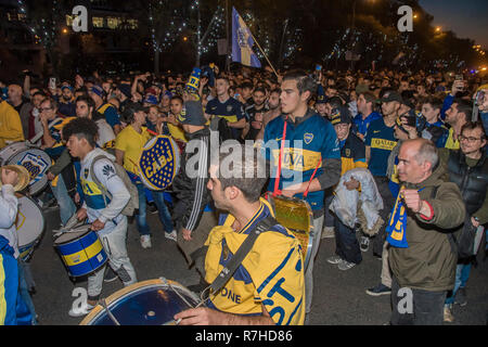 Madrid, Spanien. 10. Dez 2018. Fans von Boca-river außerhalb von Santiago Bernabeu Stadium im Finale der Copa Libertadores von Amerika im Bild Fans von Boca Juniors Credit: Alberto Sibaja Ramírez/Alamy leben Nachrichten Stockfoto