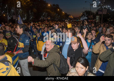 Madrid, Spanien. 10. Dez 2018. Fans von Boca-river außerhalb von Santiago Bernabeu Stadium im Finale der Copa Libertadores von Amerika im Bild Fans von Boca Juniors Credit: Alberto Sibaja Ramírez/Alamy leben Nachrichten Stockfoto