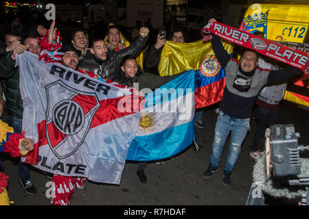 Madrid, Spanien. 10. Dez 2018. Fans von Boca-river außerhalb von Santiago Bernabeu Stadium im Finale der Copa Libertadores von Amerika im Bild Fans von Boca Juniors Credit: Alberto Sibaja Ramírez/Alamy leben Nachrichten Stockfoto