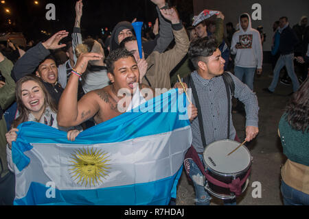 Madrid, Spanien. 10. Dez 2018. Fans von Boca-river außerhalb von Santiago Bernabeu Stadium im Finale der Copa Libertadores von Amerika im Bild Fans von Boca Juniors Credit: Alberto Sibaja Ramírez/Alamy leben Nachrichten Stockfoto