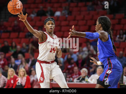 Norman, OK, USA. 09 Dez, 2018. Universität von Oklahoma Guard Shaina Pellington (14) den Ball bei einem Basketballspiel zwischen der DePaul blauen Dämonen und Oklahoma Sooners bei Lloyd Noble Center in Norman, OK. Grau Siegel/CSM/Alamy leben Nachrichten Stockfoto