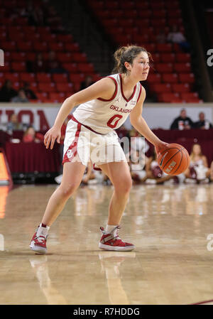 Norman, OK, USA. 09 Dez, 2018. Universität von Oklahoma Guard Jessi Murcer (0) den Ball dribbelt während ein Basketballspiel zwischen der DePaul blauen Dämonen und Oklahoma Sooners bei Lloyd Noble Center in Norman, OK. Grau Siegel/CSM/Alamy leben Nachrichten Stockfoto