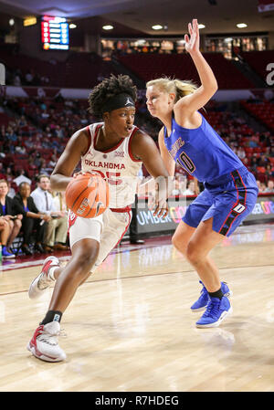 Norman, OK, USA. 09 Dez, 2018. Universität von Oklahoma Guard/Forward Madi Williams (25) Laufwerke mit der Kugel während ein Basketballspiel zwischen der DePaul blauen Dämonen und Oklahoma Sooners bei Lloyd Noble Center in Norman, OK. Grau Siegel/CSM/Alamy leben Nachrichten Stockfoto