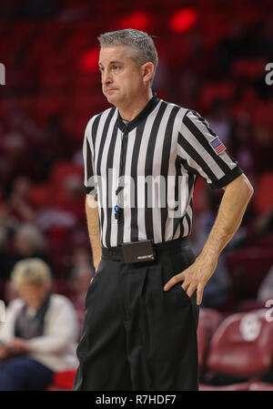 Norman, OK, USA. 09 Dez, 2018. Ein Spiel offiziellen sieht bei einem Basketballspiel zwischen der DePaul blauen Dämonen und Oklahoma Sooners bei Lloyd Noble Center in Norman, OK. Grau Siegel/CSM/Alamy leben Nachrichten Stockfoto