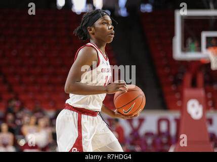 Norman, OK, USA. 09 Dez, 2018. Universität von Oklahoma Guard Shaina Pellington (14) den Ball dribbelt während ein Basketballspiel zwischen der DePaul blauen Dämonen und Oklahoma Sooners bei Lloyd Noble Center in Norman, OK. Grau Siegel/CSM/Alamy leben Nachrichten Stockfoto